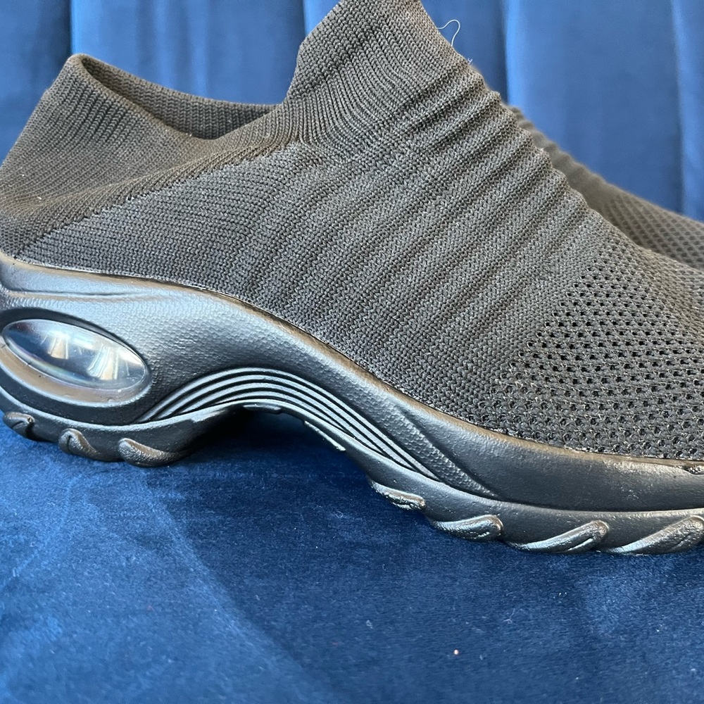 Black tennis shoes - Picture 4 of 4